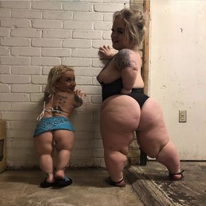 wanna fuck a midget & her small friend