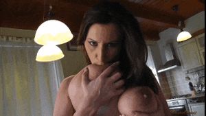 Saboreando mis propias tetas