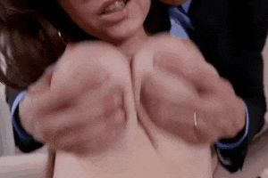 Jugando con sus grandes tetas