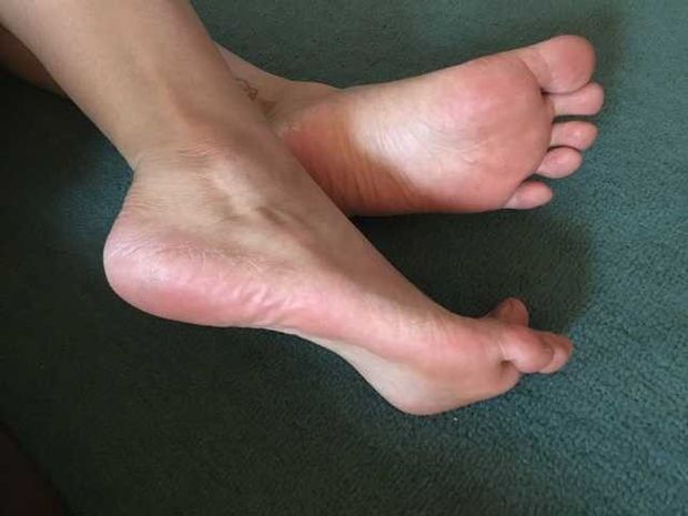 Her beautiful feet (2)
