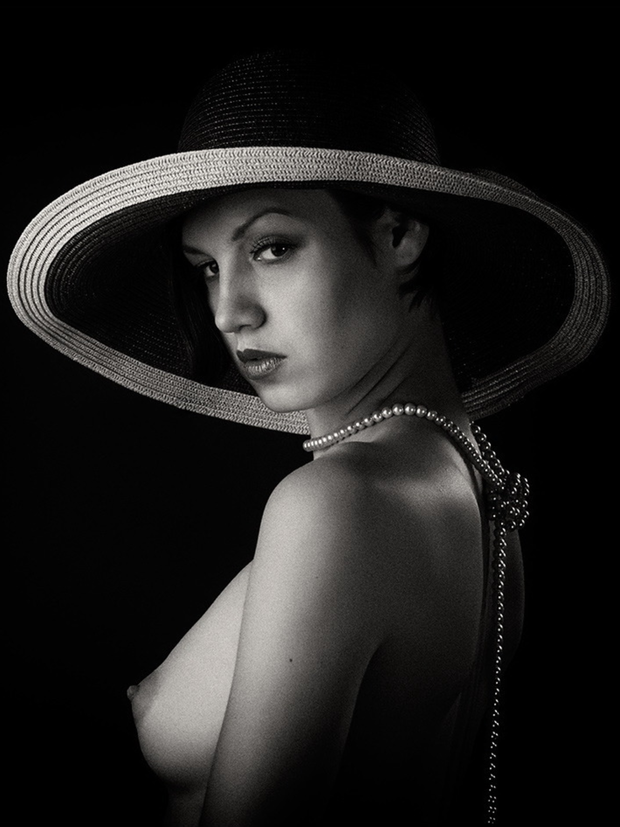 Portrait with a large hat (B&W)