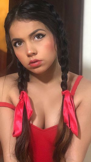 Cute babe to cum on her