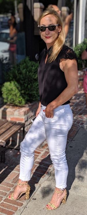 Fit Blonde MILF in Shades Knows That She’s Got It Goin’ ON!