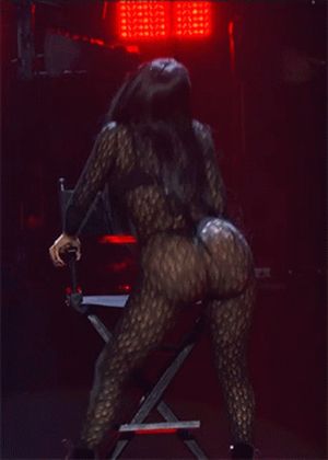 Nicki Minaj twerking