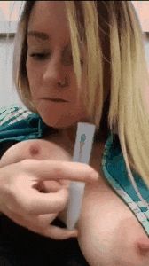 Saboreando mis propias tetas y pezones