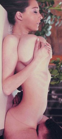 Lamiendo la vagina de mi tetona