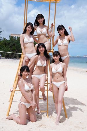 6 bikini babes at the beach