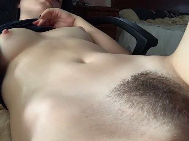 Hairy amateur selfie