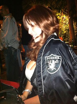 Vibrate of dildo and bouncy hot tits