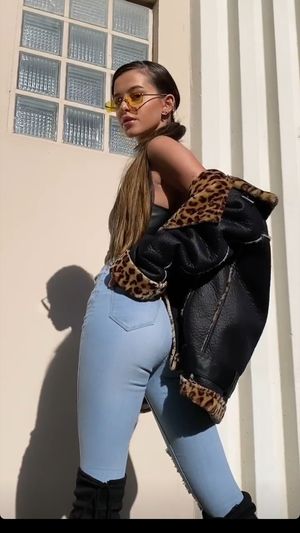 Lea elui sexy ass in jeans. Photoshooting