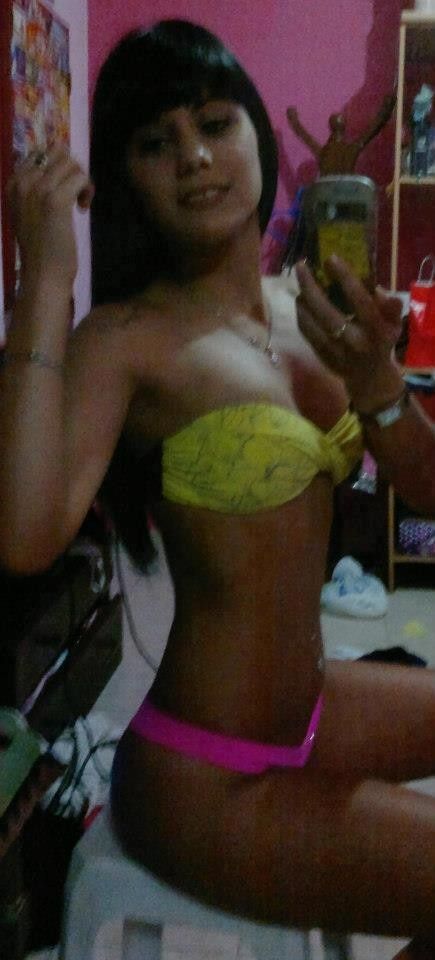 Latina in bra