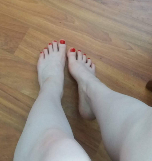 red nails feet