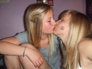 Webcam Amateur Lesbian Kissing