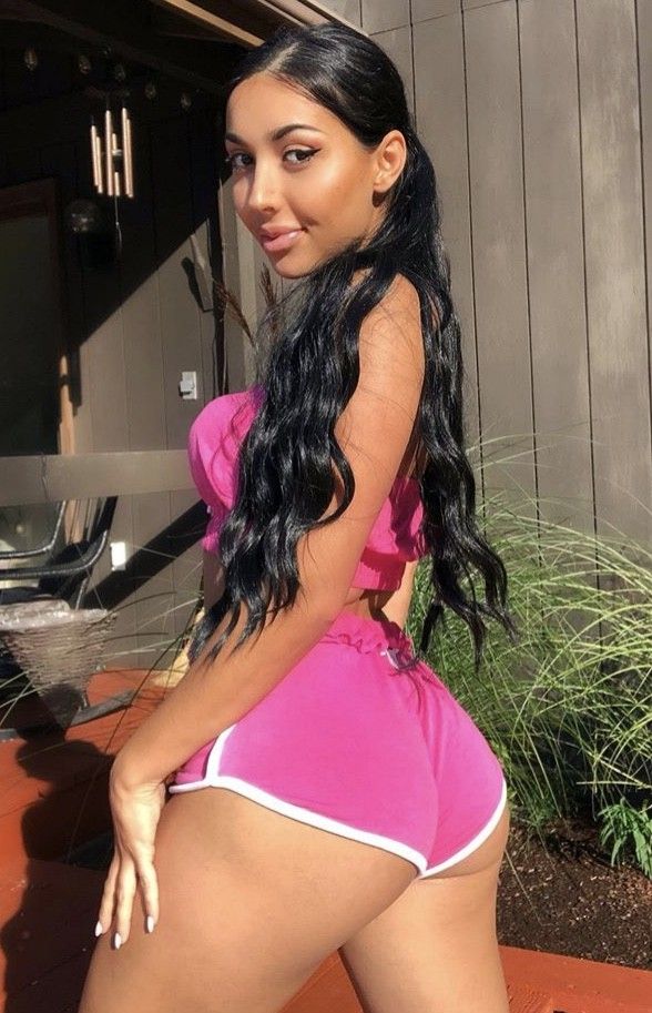 Elle Wilson in tiny booty shorts