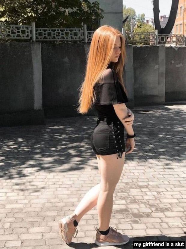 Hot yng redhead in sexy black shorts