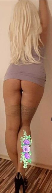 Slovak Blonde posing her sexy booty in sexy fashion