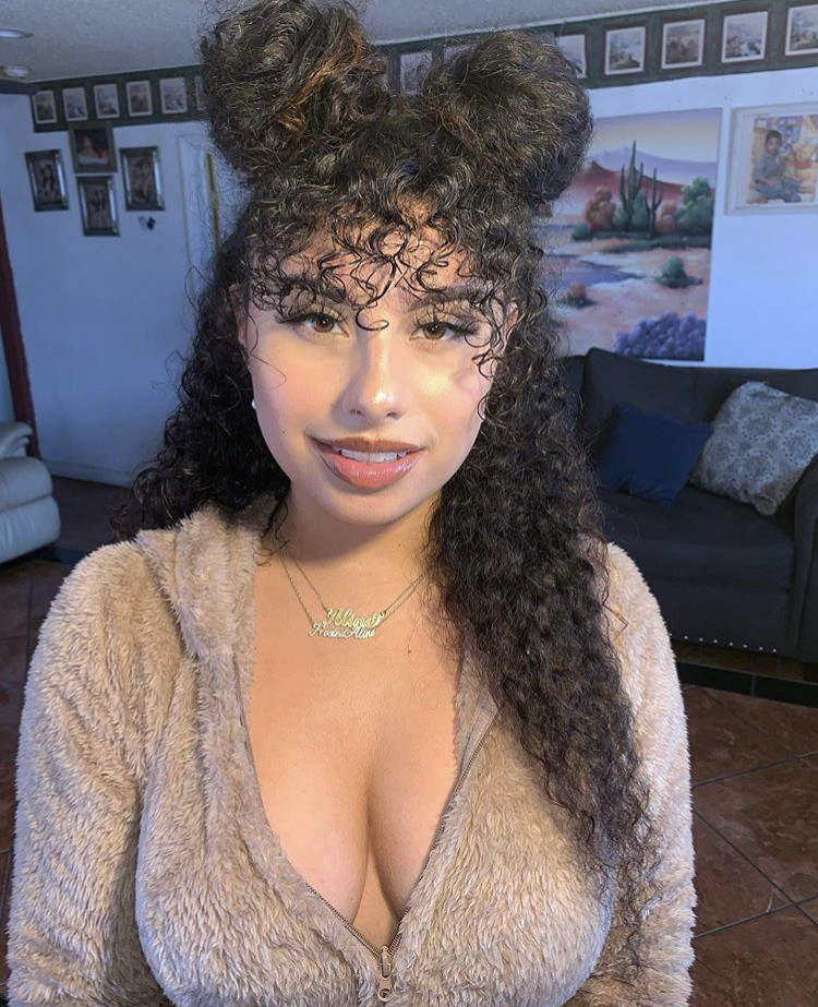 Beautiful cleavage on Aline
