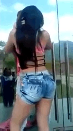 Latinas don’t care if people watch them kissing