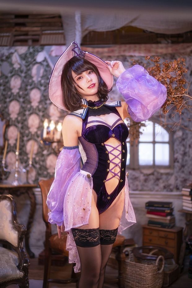Enako in Halloween outfit