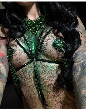 Cervena Fox represent body jewelry in her own style