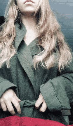 Teen flashing the goodies, lovely tits