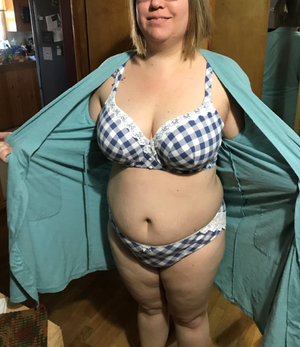 I want her to flash the pizza guy like this as a ip. Do you think she should?