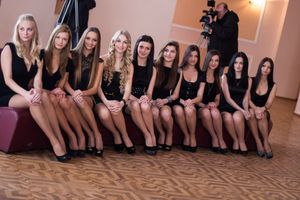 naked women group