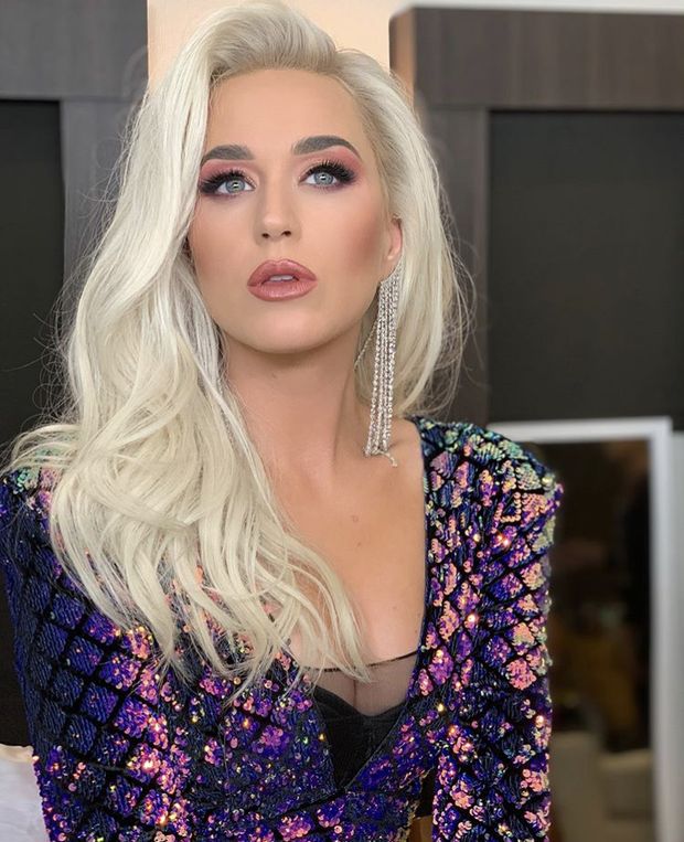 Katy has tunnel vision on the singers dickprint