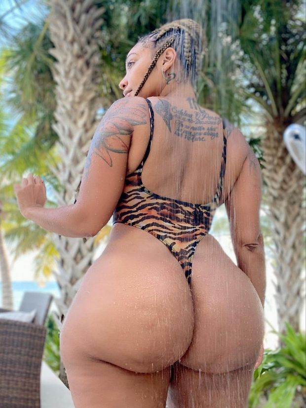 Ebony Outdoor Shower Booty