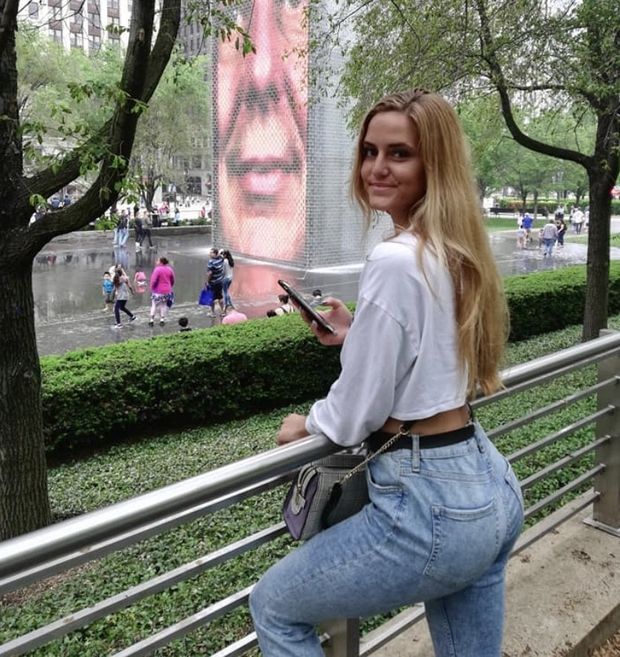 I can't stop stroking to this sexy blonde teen in jean shorts
