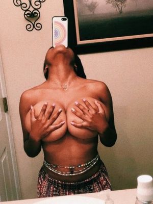 channelblew handbra selfie