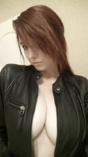 Thevixen48 showing sexy cleavage