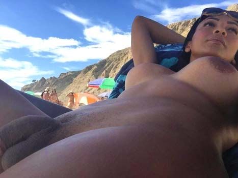 Cette shemale de Saint-Ouen-sur-Seine adore aller s'exhiber sur la plage dans le sud de la France montrer sa queue