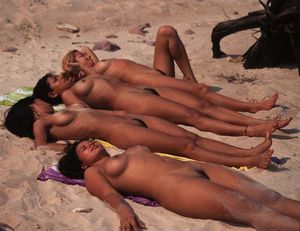 tanned sunbathing babes x4