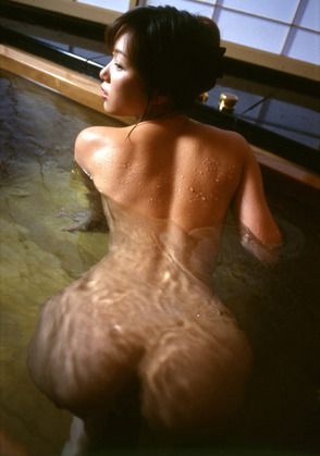 Lovely Asian ass in her bath