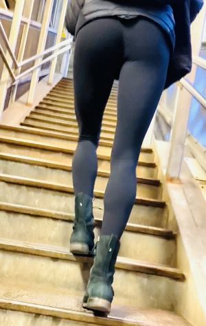 Teen leggings going upstairs