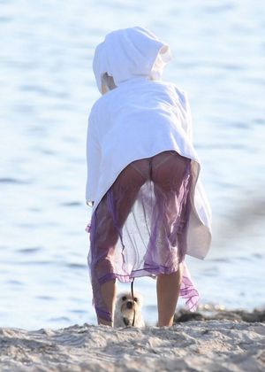 Hailey Bieber sexy ass seen by paparazzi during a photoshoot in different bikinis also with Justin Bieber on set.