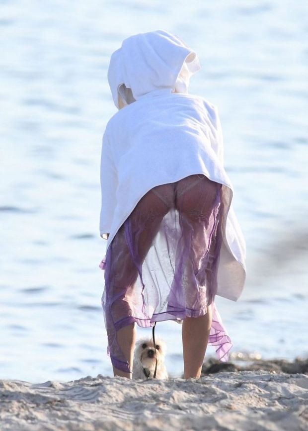 Hailey Bieber sexy ass seen by paparazzi during a photoshoot in different bikinis also with Justin Bieber on set.