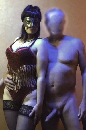 having some CFNM-fun with a sexy black haired MILF at our swingers night out. 15b