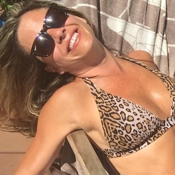 Smiling Bikini MILF’s Nice Ta-Tas! ❤️