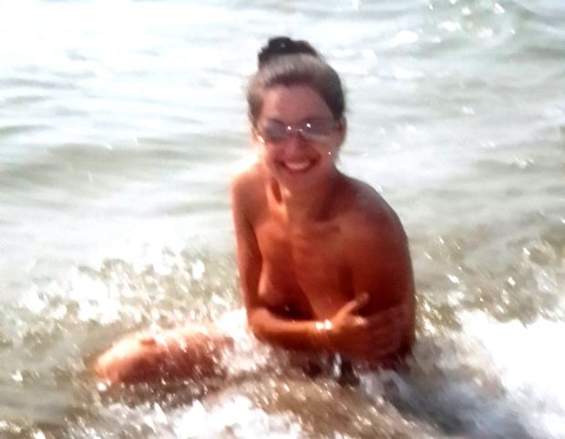 beautiful babe with perfect titis naked in water
