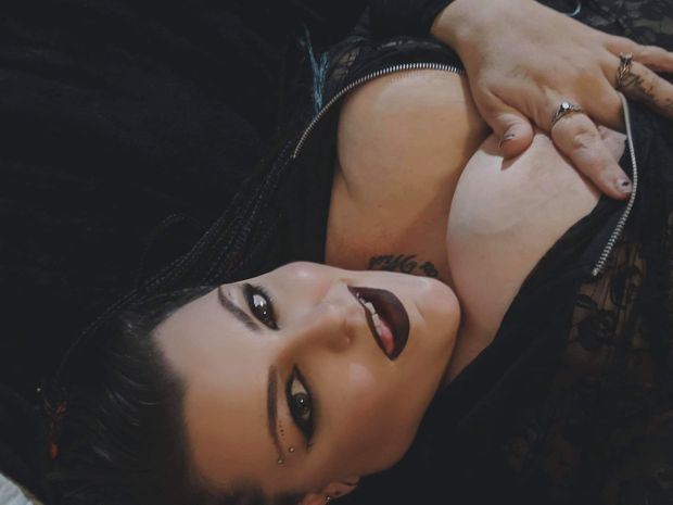 Hot gothic babe