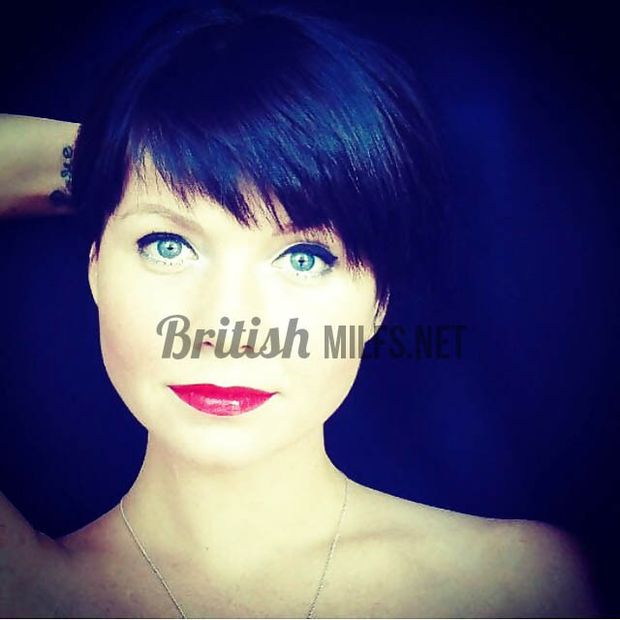 Short haired british scrummy mummy - sexy tats and ass