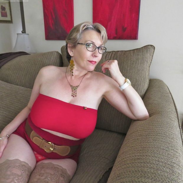 Petra big tits in Red.