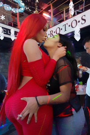 KISSING BIG BOOTY TRANNY