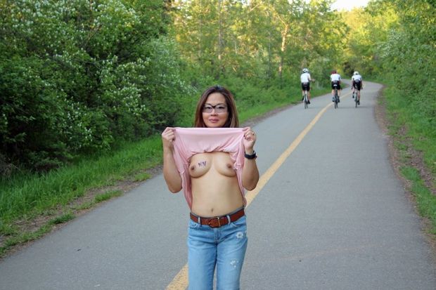 Always loooking for an opportunity to show off my tits!