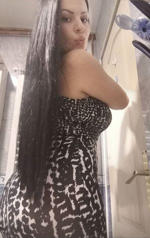 Serbian slut takes a pic of her ass