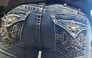 A friend's wife has an awesome ass. Love pics of it in her jeans.