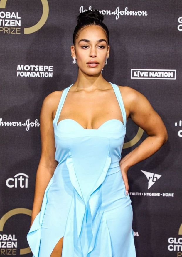 Jorja Smith big boobs showing nice cleavage in a sexy blue dress photographed on the red carpet.
