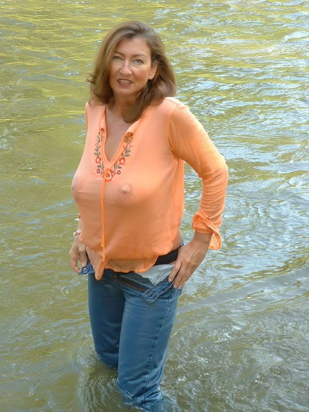 Sexy older gal with great tits